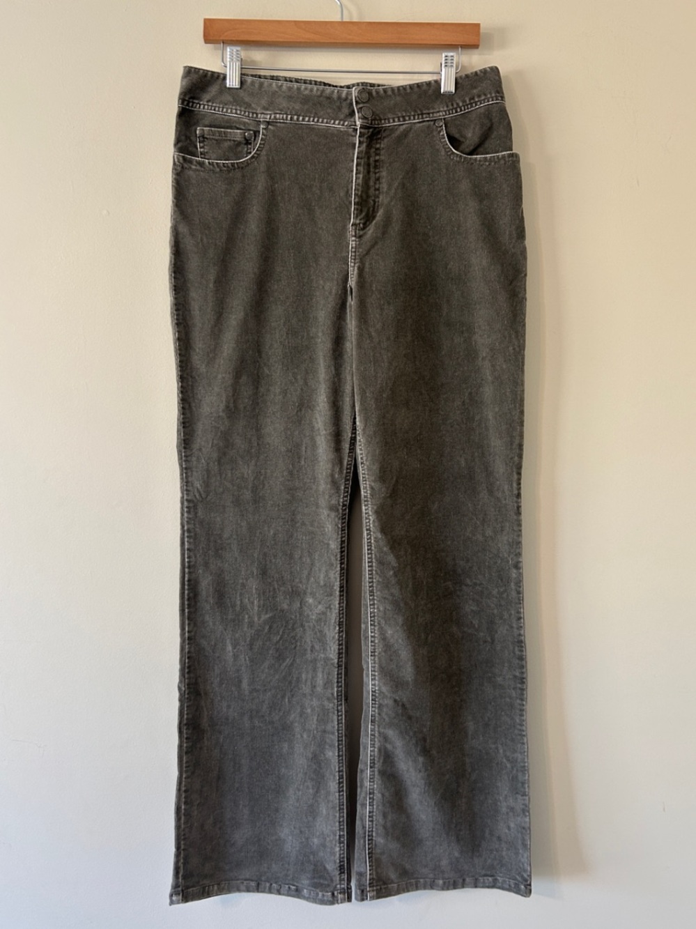 Chico’s Ultra High Rise Wide leg Gray Corduroy Pant Size 2 US 12
5 Pocket 34x31
